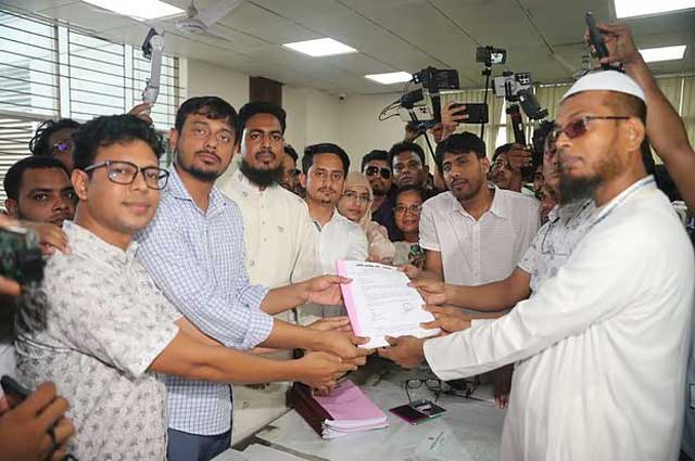 আজ রোববার দুপুরে রাজধানীর আগারগাঁওয়ে নির্বাচন ভবনে জাতীয় নাগরিক পার্টির নিবন্ধনের জন্য নির্বাচন কমিশনে আবেদন জমা দিচ্ছেন দলটির নেতারা। ছবি: সংগৃহীত