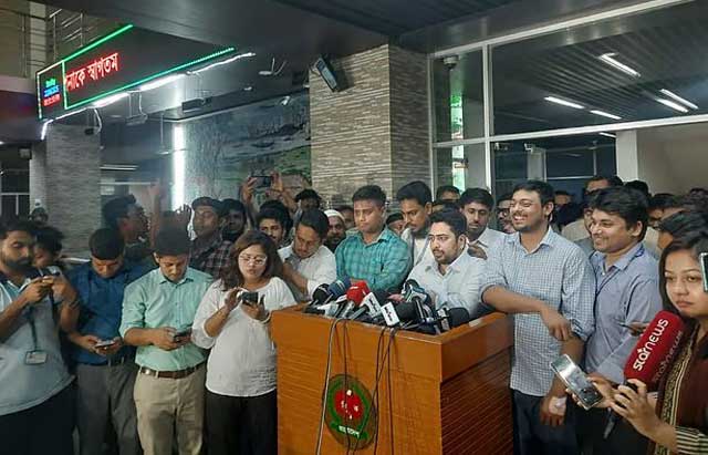 প্রধান নির্বাচন কমিশনারের সঙ্গে সাক্ষাৎ শেষে নির্বাচন ভবনে সাংবাদিকদের সঙ্গে কথা বলেন এনসিপির আহ্বায়ক নাহিদ ইসলাম। ছবি: সংগৃহীত