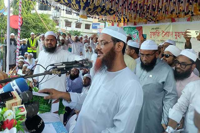 আজ মঙ্গলবার সন্ধ্যায় গাইবান্ধা শহরের পৌর শহীদ মিনারে গণসমাবেশে বক্তব্য দিচ্ছেন ইসলামী আন্দোলন বাংলাদেশের জ্যেষ্ঠ নায়েবে আমির মুফতি সৈয়দ মুহাম্মদ ফয়জুল করীম। ছবি: সংগৃহীত