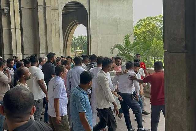 ঢাকা দক্ষিণ সিটি করপোরেশনের প্রধান কার্যালয় নগর ভবনে এক ব্যক্তিকে মারধর করা হচ্ছে। ছবি: সংগৃহীত