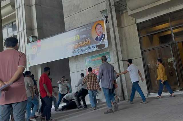 নগর ভবনে এক ব্যক্তিকে মারধর করা হচ্ছে। ছবি: সংগৃহীত