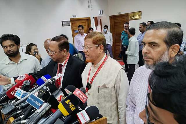 জামায়াতে ইসলামীর একটি প্রতিনিধিদল আজ বুধবার দুপুরে প্রধান নির্বাচন কমিশনার (সিইসি) এ এম এম নাসির উদ্দীনের সঙ্গে সাক্ষাৎ শেষে ব্রিফিং করে। ছবি: সংগৃহীত