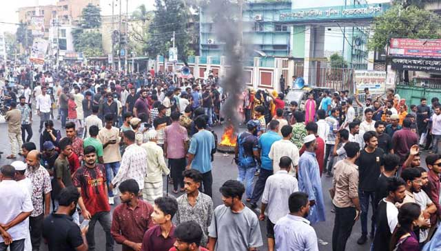 কেএমপির সামনে বিক্ষোভ। ছবি: সংগৃহীত