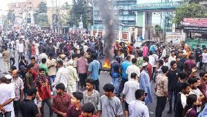 কেএমপি কমিশনারের অপসারণ দাবিতে তৃতীয় দিনের মতো বিক্ষোভ, সড়কে আগুন