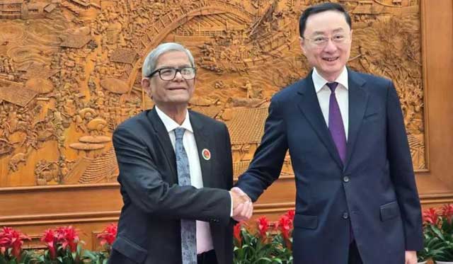 চীন সফরে দেশটির উপপররাষ্ট্রমন্ত্রী সান ওয়েইডং-এর সাথে দেখা করেন বিএনপির মহাসচিব মির্জা ফখরুল ইসলাম আলমগীর। ছবি: বিএনপি মিডিয়া সেল