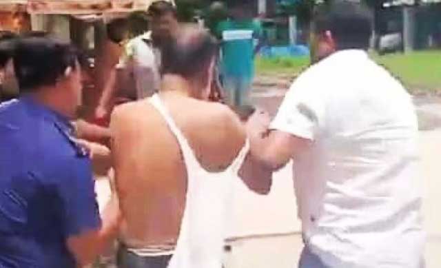 সাবেক বিএনপি নেতা মুকুলকে মারধরের পর তাকে উদ্ধার করে পুলিশ। ছবি: ভিডিও থেকে নেওয়া