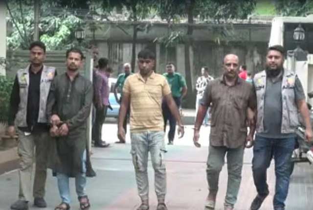 ‘শীর্ষ সন্ত্রাসী’ মো. বাপ্পিকে যশোর থেকে দুই সহযোগীসহ গ্রেফতার করেছে ঢাকা মহানগর গোয়েন্দা পুলিশ (ডিবি)। ছবি: ডিবির সৌজন্যে