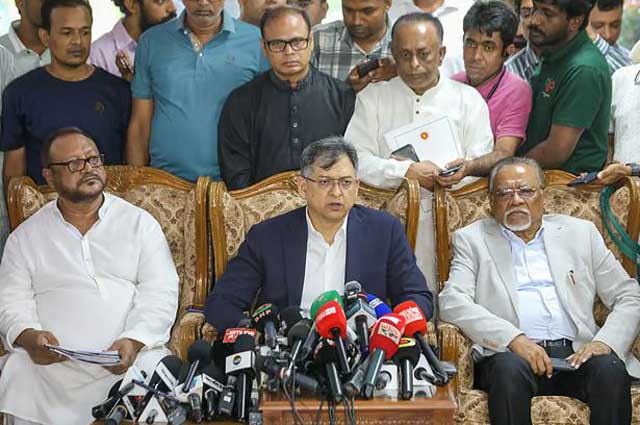 রোববার জাতীয় ঐকমত্য কমিশনের সঙ্গে আলোচনা শেষে রাজধানীর ফরেন সার্ভিস একাডেমিতে সাংবাদিকদের সঙ্গে কথা বলেন বিএনপির স্থায়ী কমিটির সদস্য সালাহউদ্দিন আহমদ। ছবি: সংগৃহীত  