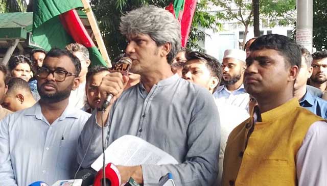  আজ বুধবার জাতীয় প্রেসক্লাবের সামনে বাংলাদেশ মেরিনার্স কমিউনিটি আয়োজিত মানববন্ধন কর্মসূচিতে অংশ নিয়ে বক্তব্য রাখেন গণসংহতি আন্দোলনের প্রধান সমন্বয়কারী জোনায়েদ সাকি। ছবি: সংগৃহীত