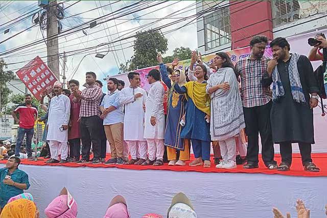  আজ বৃহস্পতিবার নীলফামারী শহরের চৌরঙ্গী মোড়ে এনসিপির পথসভায় দলের নেতারা। ছবি: সংগৃহীত