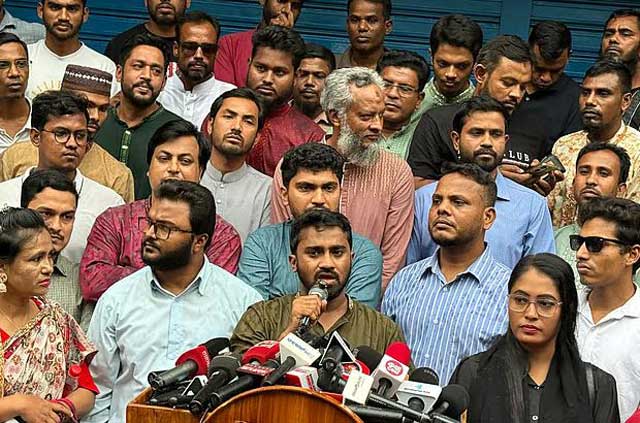 গণ অধিকার পরিষদের সাধারণ সম্পাদক রাশেদ খান বক্তব্য দিচ্ছেন। ফাইল ছবি