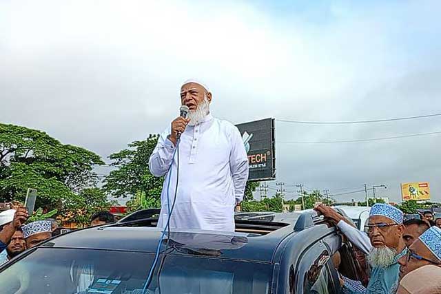 আজ শনিবার সকালে কুমিল্লা আদর্শ সদর উপজেলার আলেখারচরে বক্তব্য দেন বাংলাদেশ জামায়াতে ইসলামীর আমির শফিকুর রহমান। ছবি: সংগৃহীত