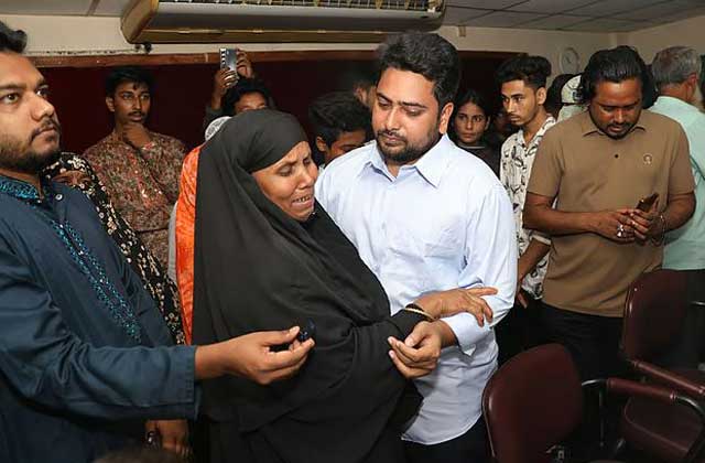 আজ বগুড়ায় জুলাই শহীদ পরিবার ও আহতদের স্বজনদের সঙ্গে কথা বলেন নাহিদ ইসলাম। ছবি: সংগৃহীত
