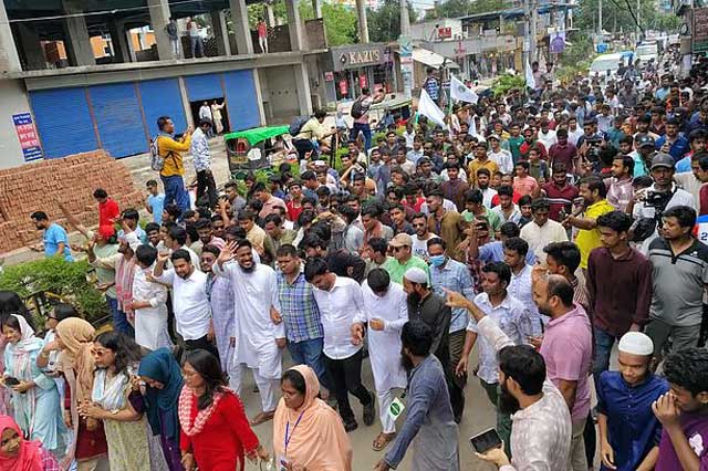 আজ রোববার চাঁপাইনবাবগঞ্জ শহরের বাতেন খাঁর মোড়ে এনসিপির জুলাই পদযাত্রা। ছবি: সংগৃহীত