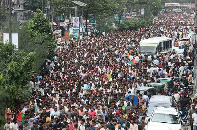 তারেক রহমানের বিরুদ্ধে ক্রমাগত ‘ষড়যন্ত্রমূলক মিথ্যাচার ও অপপ্রচার’ এবং মিটফোর্ডে পাশবিক হত্যাকাণ্ডের দৃষ্টান্তমূলক শাস্তির দাবিতে ঢাকা মহানগর উত্তর ও দক্ষিণ বিএনপির উদ্যোগে আয়োজিত বিক্ষোভ মিছিলে উপস্থিত নেতা-কর্মীরা। আজ সোমবার বিকেলে রাজধানীর নয়াপল্টন থেকে এই মিছিল বের হয়। ছবি: সংগৃহীত