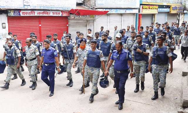 গোপালগঞ্জ শহরে পুলিশ ও এপিবিএন সদস্যদের টহল দিতে দেখা গেছে। ছবি: সংগৃহীত