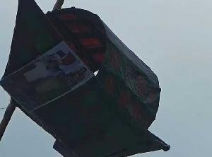  কুড়িগ্রামে রাতে রাস্তায় ঝুলন্ত ‘নৌকা’, আওয়ামী লীগ কর্মী গ্রেফতার