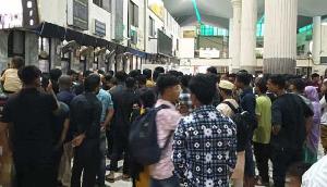 ট্রেনের যাত্রা বাতিল, চট্টগ্রাম স্টেশন ভাঙচুর করলেন যাত্রীরা