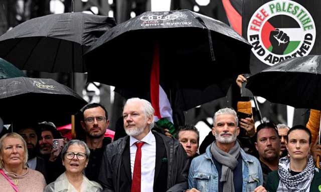 ইসরায়েলি গণহত্যাবিরোধী বিক্ষোভে উইকিলিকসের প্রতিষ্ঠাতা জুলিয়ান অ্যাসাঞ্জ। ছবি: এএফপি