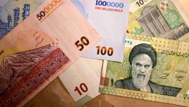 মূল্যস্ফীতির কারণে ইরানের লাখ লাখ রিয়ালের নোট অর্থহীন হয়ে পড়েছে। ছবি: এএফপি
