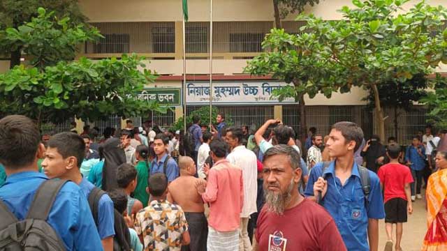 আগুন লাগার পর হুড়োহুড়ি করে নামতে গিয়ে শিক্ষার্থীরা আহত হয়। ছবি: সংগৃহীত