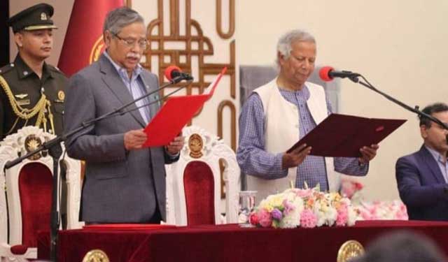 গণঅভ্যুত্থানের মুখে ক্ষমতাচ্যুত প্রধানমন্ত্রী শেখ হাসিনা পালিয়ে যাওয়ার পর শান্তিতে নোবেল বিজয়ী অধ্যাপক ড. মুহাম্মদ ইউনূসের নেতৃত্বে গঠিত অন্তর্বর্তী সরকার শপথ নেয়। ফাইল ছবি: বাসস