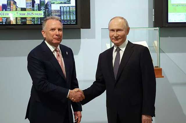 রাশিয়ার প্রেসিডেন্ট ভ্লাদিমির পুতিন এবং যুক্তরাষ্ট্রের প্রেসিডেন্ট ডোনাল্ড ট্রাম্পের বিশেষ দূত স্টিভ উইটকফ। রয়টার্স ফাইল ছবি