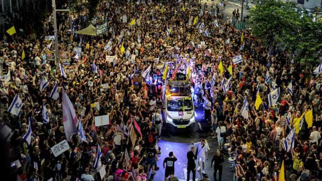 তেল আবিবে বিক্ষোভ থেকে ধর্মঘটের ডাক। ছবি: এএফপি