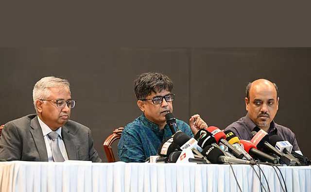 প্রধান উপদেষ্টার প্রেস সচিব শফিকুল আলম প্রধান উপদেষ্টার আসন্ন মালয়েশিয়া সফর নিয়ে সংবাদ সম্মেলনে কথা বলেন। আজ রোববার রাজধানীর ফরেন সার্ভিস একাডেমিতে। ছবি: পিআইডি