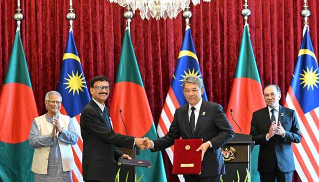 সমঝোতা স্মারক সই ও নোট বিনিময় অনুষ্ঠানে উপস্থিত ছিলেন প্রধান উপদেষ্টা অধ্যাপক ড. মুহাম্মদ ইউনূস ও মালয়েশিয়ার প্রধানমন্ত্রী আনোয়ার ইব্রাহিম। ছবি: প্রধান উপদেষ্টার প্রেস উইংয়ের সৌজন্যে