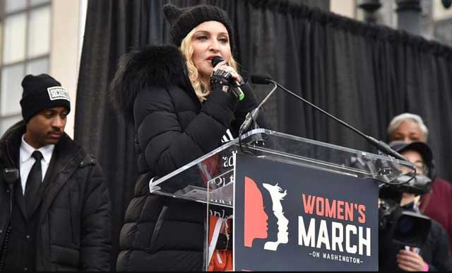 এক অনুষ্ঠানে বক্তব্য রাখছেন ম্যাডোনা। ফাইল ছবি: এএফপি