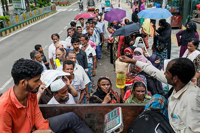 আজ দুপুর সাড়ে ১২টায় চট্টগ্রাম নগরের কাজির দেউড়ি এলাকায় টিসিবির ট্রাকের সামনে ক্রেতার ভিড়। ছবি: সংগৃহীত