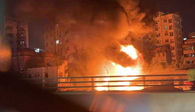 মহাখালীর পেট্রল পাম্পে আগুন। ছবি: সংগৃহীত