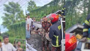 চট্টগ্রামে দাঁড়িয়ে থাকা কাভার্ড ভ্যানে পিকআপের ধাক্কায় নিহত ৫