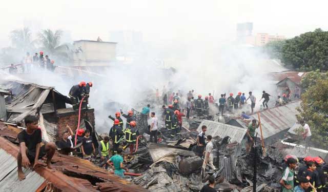মহাখালীর সাততলা বস্তিতে আজ বুধবার দুপুরে আগুন লাগে। ছবি: সংগৃহীত