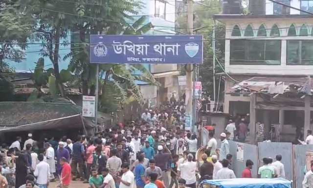 উখিয়া থানা ঘেরাও করে বিক্ষোভ করেন চাকরিচ্যুত শিক্ষকরা। ছবি: সংগৃহীত