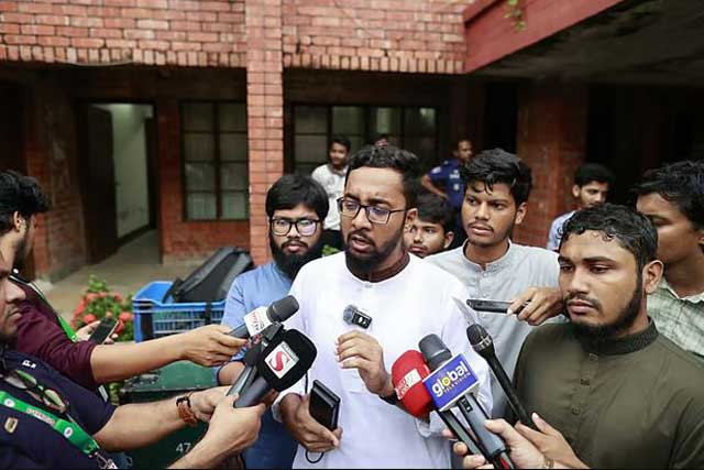 সংবাদ সম্মেলনে ছাত্রশিবির-সমর্থিত সমন্বিত শিক্ষার্থী জোটের সাধারণ সম্পাদক (জিএস) প্রার্থী মাজহারুল ইসলাম। আজ শুক্রবার বিকেলে জাকসু নির্বাচন কমিশনের কার্যালয়ের সামনে। ছবি: সংগৃহীত