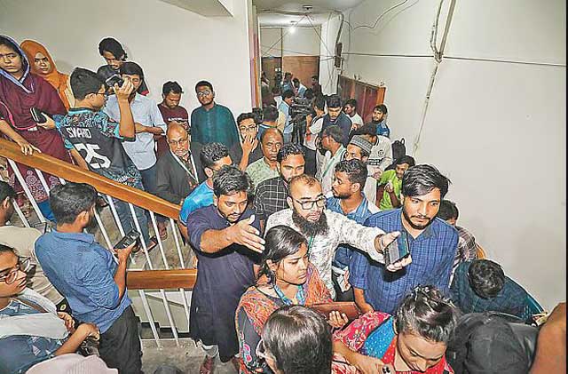  জাকসু নির্বাচনে ভোট গণনা বিলম্বের কারণে বাইরে অপেক্ষায় থাকা প্রার্থীসহ শিক্ষার্থীদের প্রতিবাদ। গতকাল সন্ধ্যা সাড়ে সাতটায় জাহাঙ্গীরনগর বিশ্ববিদ্যালয়ের সিনেট ভবনে। ছবি: সংগৃহীত