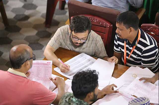  আজ শনিবার সকালে জাহাঙ্গীরনগর বিশ্ববিদ্যালয়ের সিনেট ভবনে ভোট গণনা চলছে।  এ নিয়ে তৃতীয় দিনের মতো ভোট গণনা চলছে। ছবি: সংগৃহীত