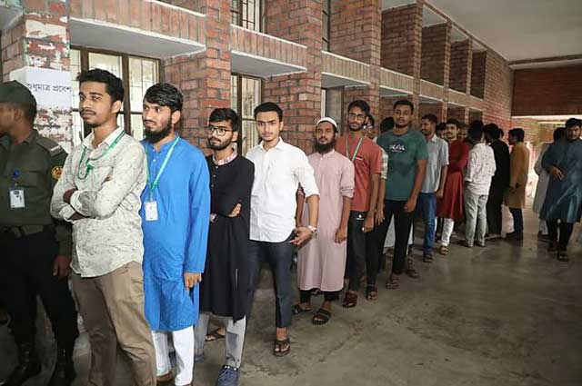 জাকসু নির্বাচনে ভোট দিচ্ছে শিক্ষার্থীরা। ফাইল ছবি