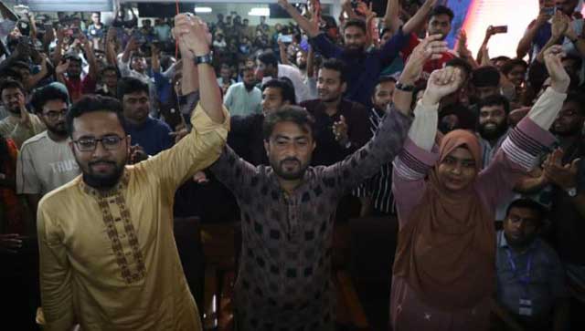 ফল ঘোষণার পর জাকসুর নির্বাচিত জিএস মাজহারুল ইসলাম, ভিপি আব্দুর রশিদ জিতু ও এজিএস আয়েশা সিদ্দিকা মেঘলার উল্লাস। ছবি: সংগৃহীত