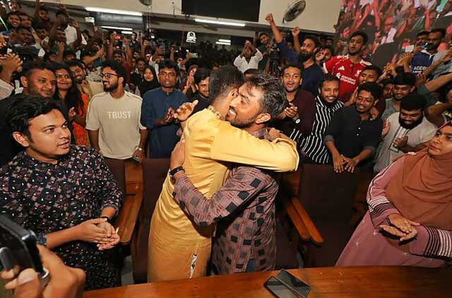 জাকসু নির্বাচনের ফলাফল ঘোষণার পর নবনির্বাচিত ভিপি আব্দুর রশিদ (জিতু) ও জিএস মো. মাজহারুল ইসলাম পরস্পরকে জড়িয়ে ধরেন। ছবি: সংগৃহীত