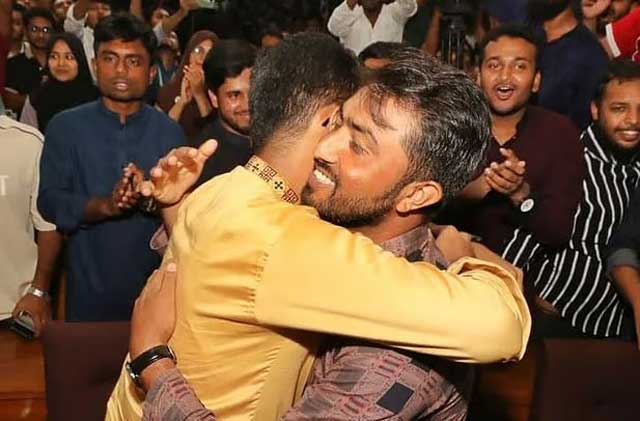 জাকসু নির্বাচনের ফলাফল ঘোষণার পর নবনির্বাচিত ভিপি আবদুর রশিদ (জিতু) ও জিএস মো. মাজহারুল ইসলাম। ছবি: প্রথম আলোর সৌজন্যে