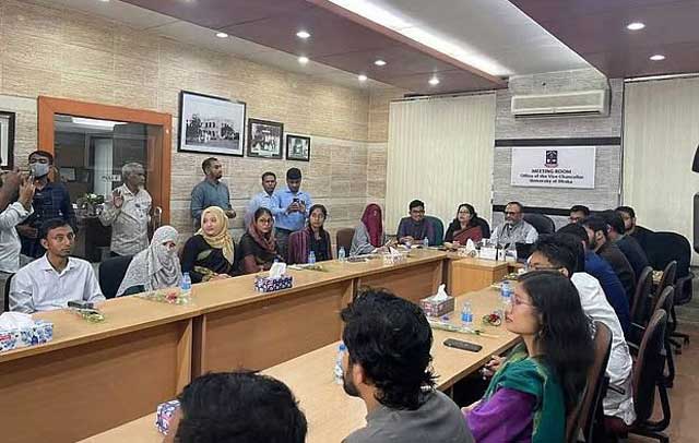 ডাকসুর প্রথম কার্যনির্বাহী সভা। আজ রোববার সকালে বিশ্ববিদ্যালয়ের উপাচার্য কার্যালয়সংলগ্ন সভাকক্ষে। ছবি: সংগৃহীত