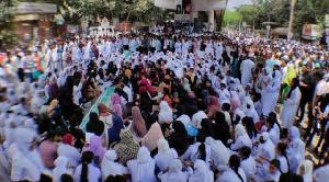 ঢাকার সাতরাস্তা এলাকায় পলিটেকনিক শিক্ষার্থীদের সড়ক অবরোধ