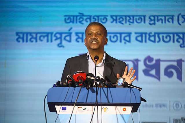 বুধবার বিকেলে গ্র্যান্ড সিলেট হোটেলের মিলনায়তনে জাতীয় আইনগত সহায়তা প্রদান সংস্থার উদ্যোগে এবং সিলেট জেলা লিগ্যাল এইড কমিটির সহযোগিতায় জেলা পর্যায়ে আইনগত সহায়তা সম্পর্কিত সচেতনতামূলক অনুষ্ঠানে বক্তব্য দেন আইন উপদেষ্টা আসিফ নজরুল। ছবি: সংগৃহীত
