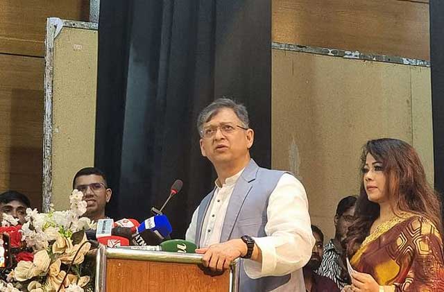 আজ শনিবার রাজধানীর কাকরাইল ইনস্টিটিউট অব ডিপ্লোমা ইঞ্জিনিয়ার্স (আইডিইবি) মিলনায়তনে ‘তারুণ্যের রাষ্ট্রচিন্তার তৃতীয় সংলাপ’-এ বক্তব্য দিচ্ছেন বিএনপির স্থায়ী কমিটির সদস্য সালাহউদ্দিন আহমদ। সামাজিক সংগঠন অর্পণ আলোক সংঘ এই সংলাপের আয়োজন করে।  ছবি: সংগৃহীত
