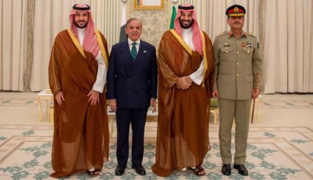 চুক্তি সই অনুষ্ঠানে বাঁ থেকে সৌদি আরবের প্রতিরক্ষামন্ত্রী খালিদ বিন সালমান, পাকিস্তানের প্রধানমন্ত্রী শেহবাজ শরিফ, সৌদি আরবের যুবরাজ মোহাম্মদ বিন সালমান ও পাকিস্তানের সেনাপ্রধান ফিল্ড মার্শাল আসিম মুনির। ছবি: পাকিস্তানের প্রধানমন্ত্রীর দপ্তর/এক্স