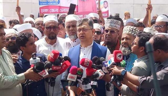 সাংবাদিকদের সঙ্গে কথা বলছেন বিএনপি স্থায়ী কমিটির সদস্য সালাহউদ্দিন আহমেদ। ছবি: সংগৃহীত