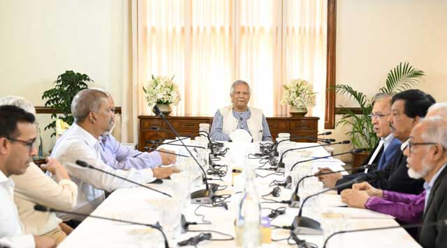   রাষ্ট্রীয় অতিথি ভবন যমুনায় আজ রোববার সকালে প্রধান উপদেষ্টা অধ্যাপক মুহাম্মদ ইউনূসের নেতৃত্বে জাতীয় ঐকমত্য কমিশনের বৈঠক হয়।  ছবি: প্রধান উপদেষ্টার প্রেস উইং